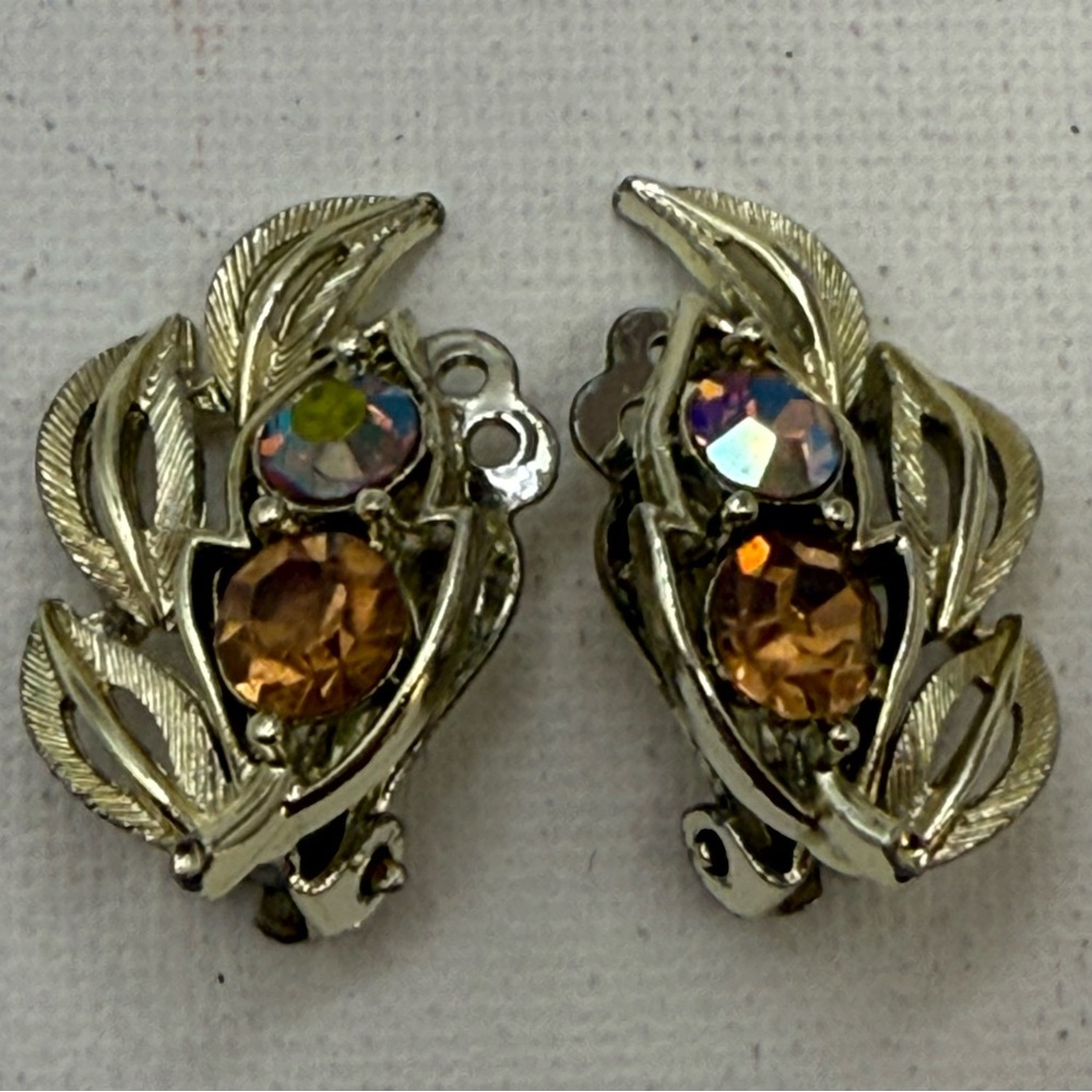 Vintage LISNER Leaf Rhinestone Clip Earrings Amber Topaz Aurora Borealis
